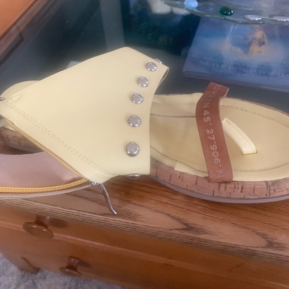 These shoes are so comfortable. Soft yellow. Cork lining- very gently used. - Picture 5 of 6